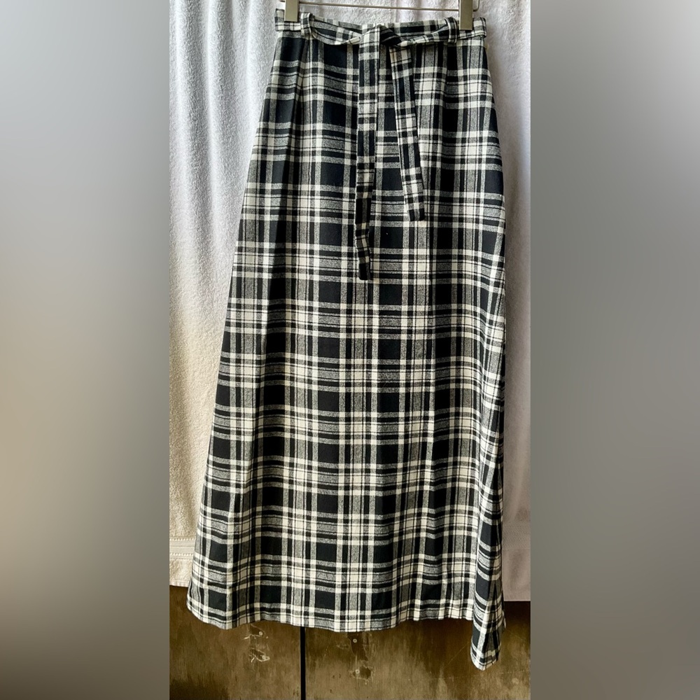 IGLWU Black and White A-Line Maxi Skirt with Tie Front - Picture 6 of 10
